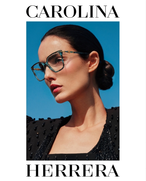Modelo com armação Carolina Herrera verde-água