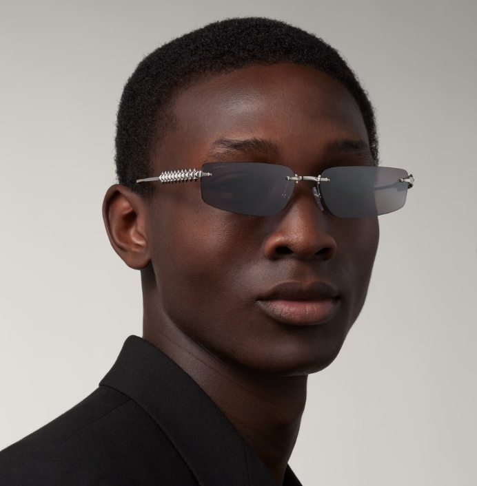 Homem com óculos Cartier sem aro