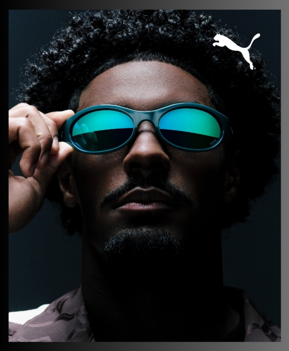 Homem com óculos de sol Puma de lentes espelhadas azuis