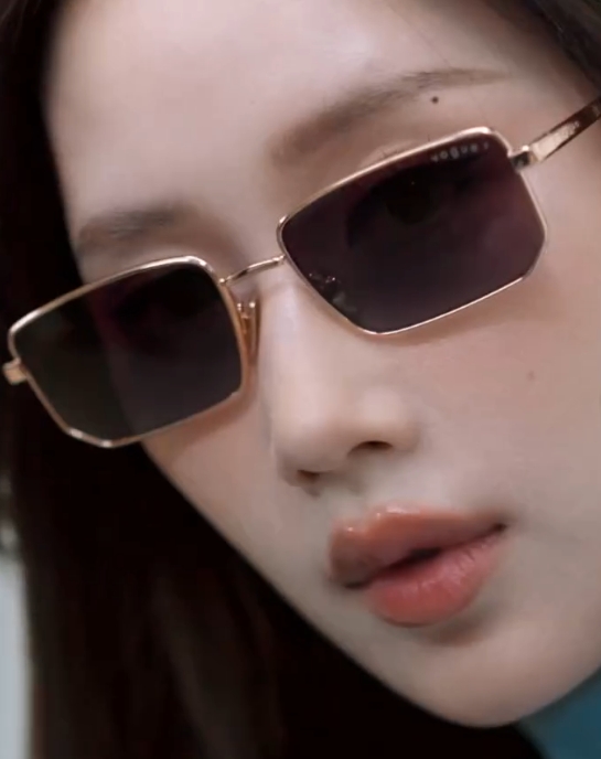Óculos de sol Vogue Eyewear dourados em grande plano